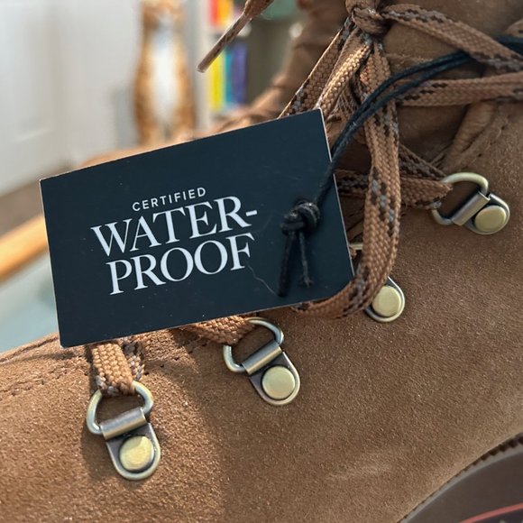 NWT UGG Waterproof Boots - Size 7 1/2 - Picture 4 of 6